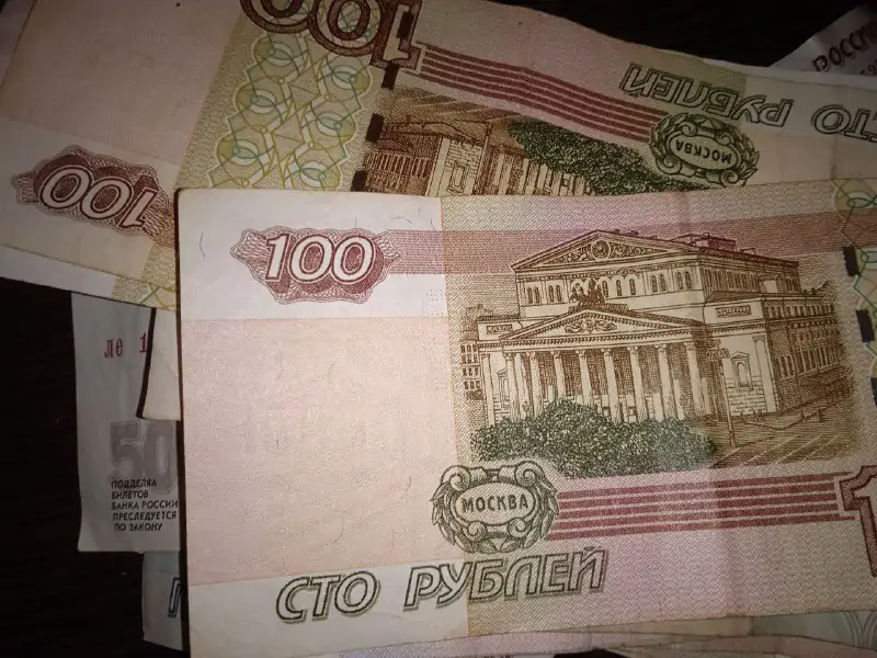 100 рублей