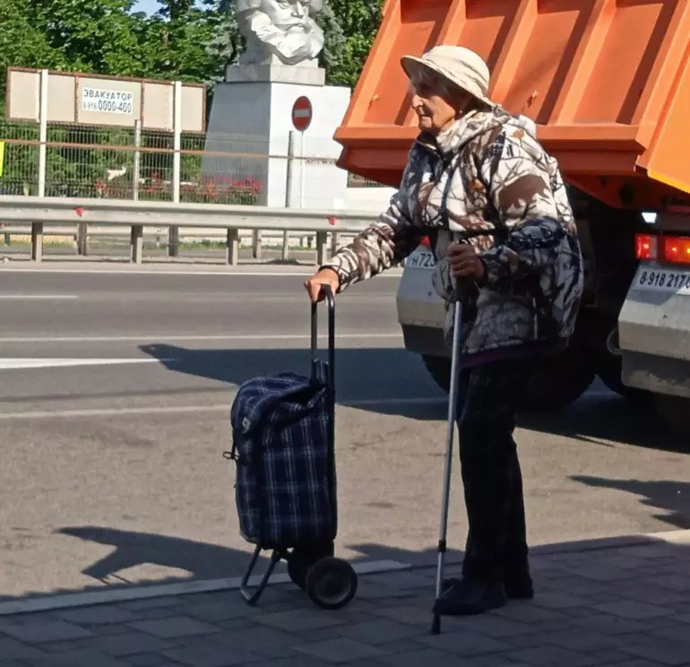 стоит