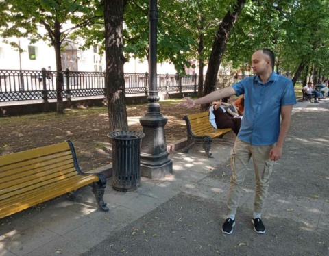 умный айтишник с не умной урной в Москве