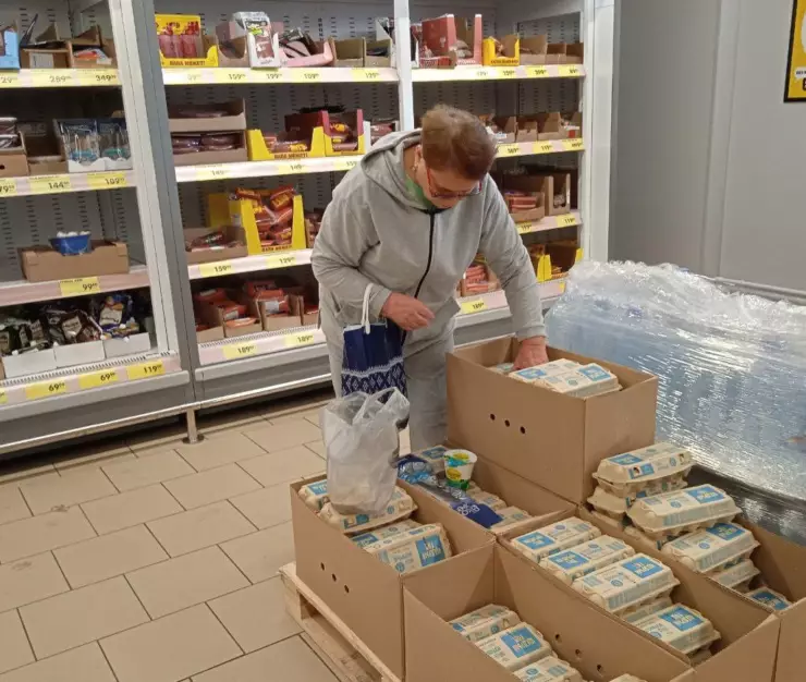 покупает