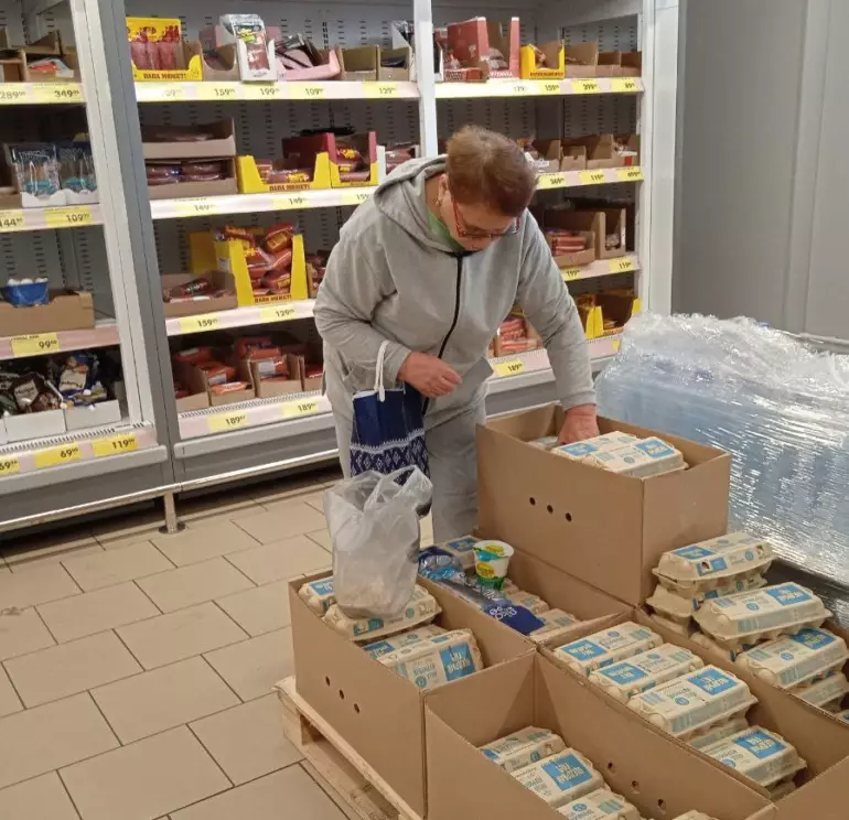 покупает