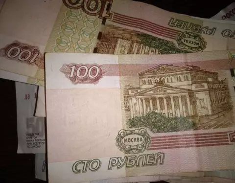 100 рублей