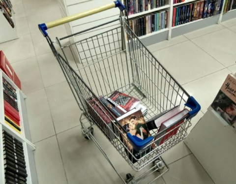 книги-в-тележке